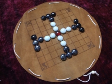 Hnefatafl--wicking chess--Tablut with game pieces